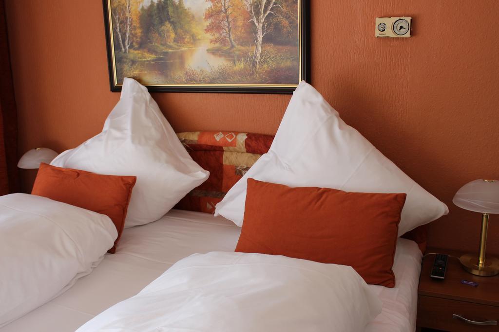 Legend Hotel Biebesheim am Rhein Стая снимка
