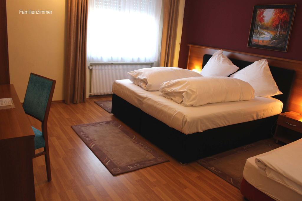 Legend Hotel Biebesheim am Rhein Стая снимка