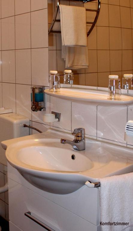Legend Hotel Biebesheim am Rhein Стая снимка
